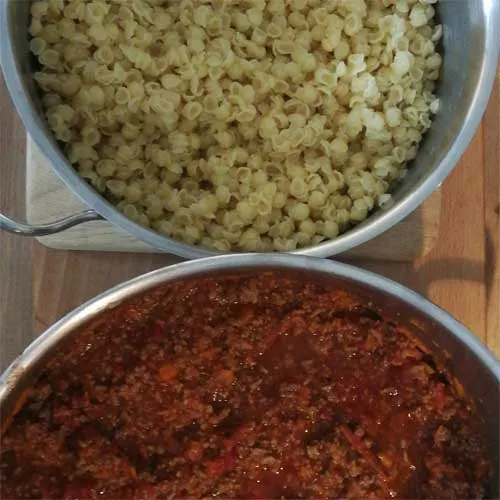 Kleine Muschelnudeln und eine teilweise pürierte Sauce kamen in die Verpflegungssäcke