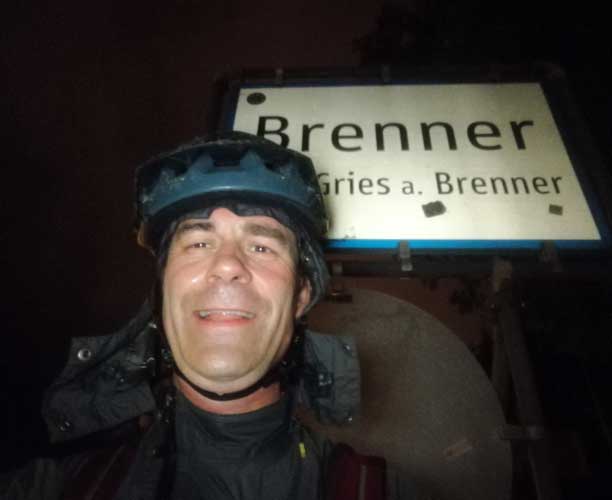 Kai um Mitternacht vor dem Ortsschild am Brenner