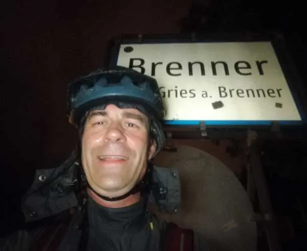 Kai um Mitternacht vor dem Ortsschild am Brenner