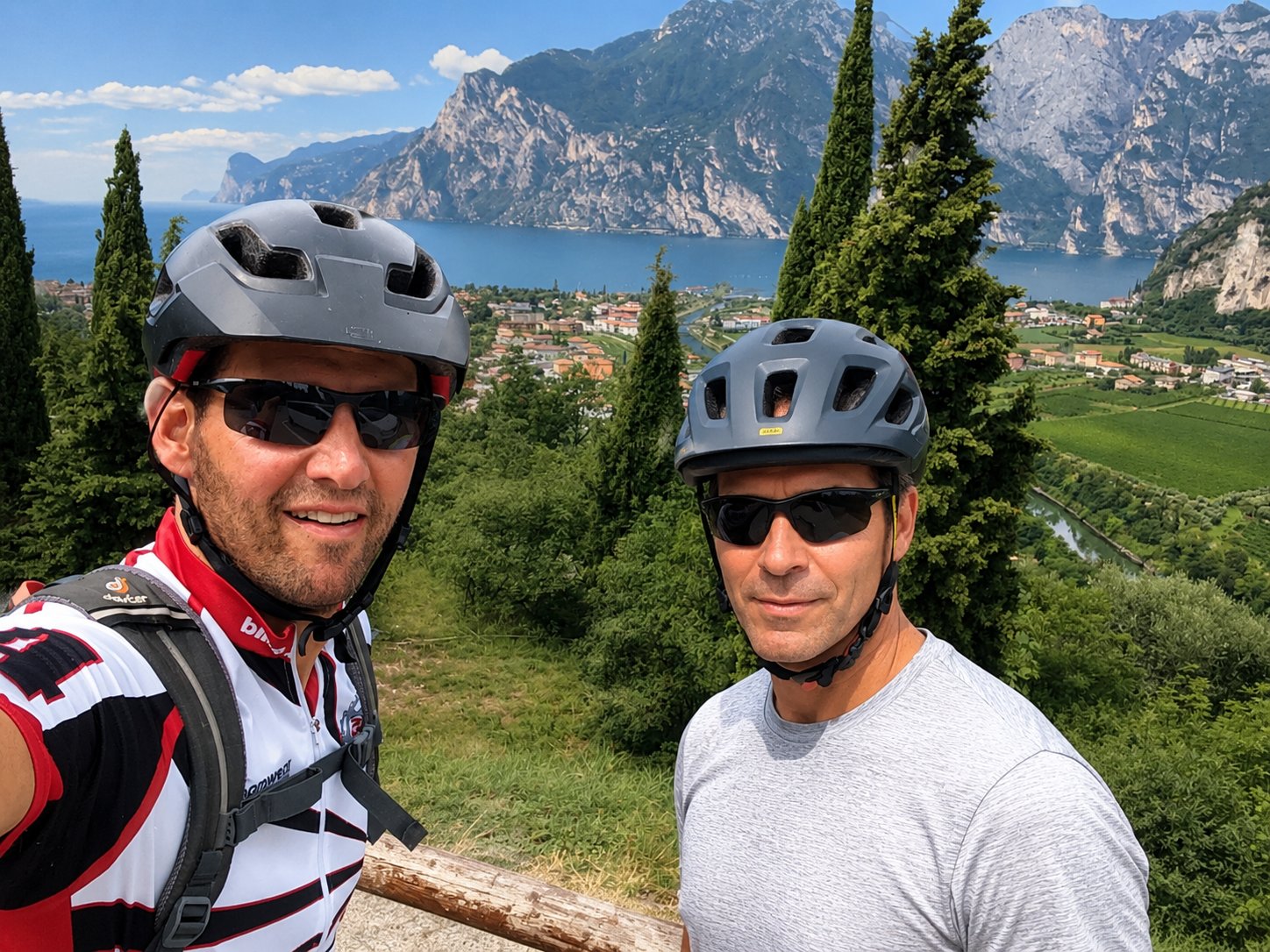 Das Bild für das wir 390 km gekämpft haben. Kai und Matthias am Aussichtspunkt über Torbole und dem Gardasee.