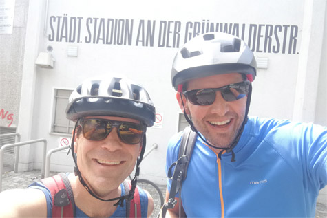 Kai und Theo am Grünwalder Stadion, dem Startort in München