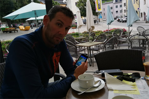 Pause in Schwaz, das blaue auf dem Display ist das kommende Regenband
